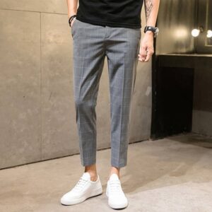 Quần Âu Slim Fit: Ôm sát cơ thể, tôn dáng.